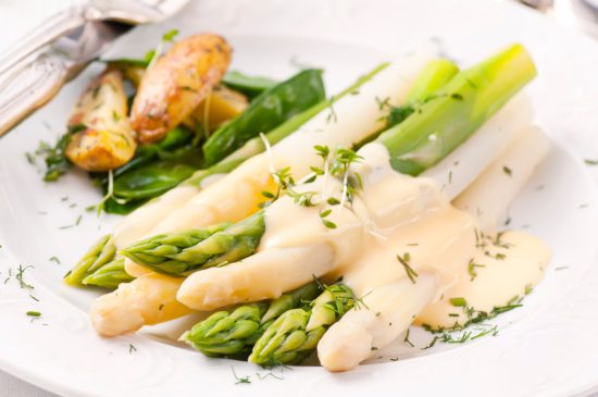 Espárragos con Alioli is a light yet flavorful dish that brings out the best in seasonal asparagus, with the alioli providing a luxurious complement to the vegetables' natural taste.