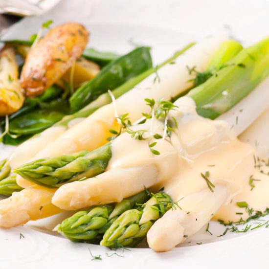 Espárragos con Alioli is a light yet flavorful dish that brings out the best in seasonal asparagus, with the alioli providing a luxurious complement to the vegetables' natural taste.