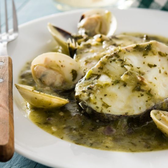 Merluza en Salsa Verde con Almejas is a visually appealing dish that showcases the best of Basque seafood cuisine. It's both simple to prepare and elegant enough for entertaining, making it a delightful choice for any seafood lover.